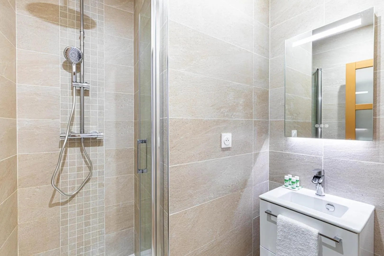 Guestready - Cozy Parisian Escape For 2 Apartment 0*, Paris